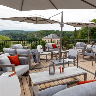 Bar sur Terrasse Panoramique avec vue sur la Dordogne en Périgord noir