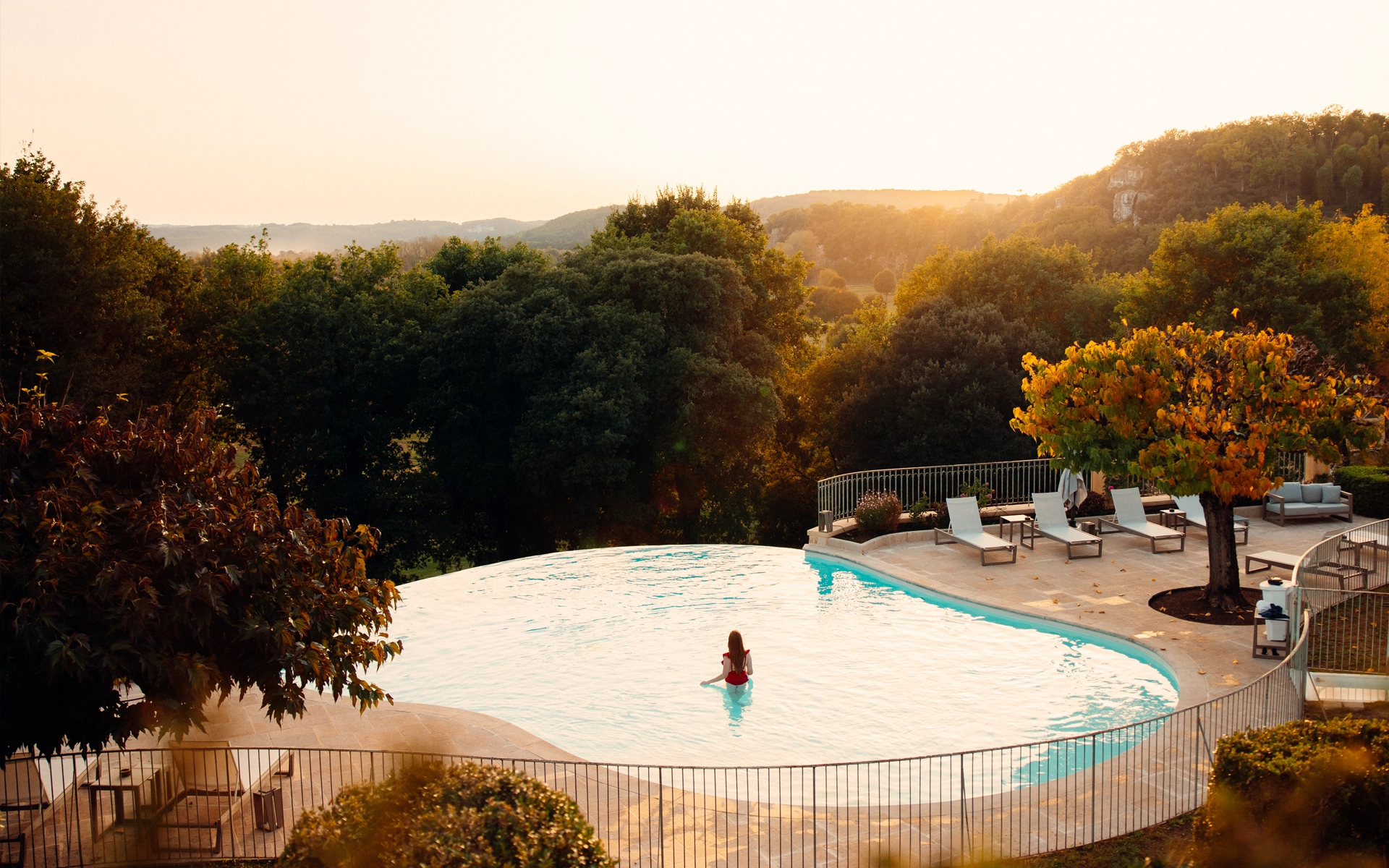 Piscine extérieure à débordement